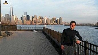 Arthur Accioly nas margens do Rio Hudson em Manhattan